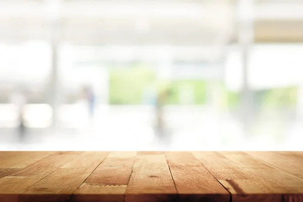 Holz Tischplatte auf verschwommenem Küchenfenster Hintergrund — Stockfoto