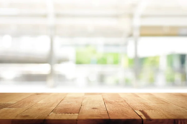 Houten tafelblad op keuken venster achtergrond wazig — Stockfoto