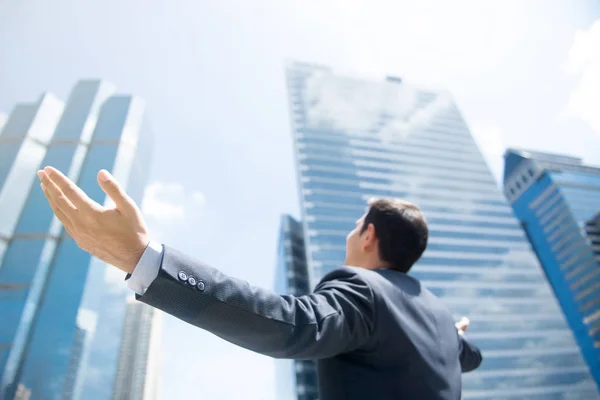 Empresario levantando los brazos, con las palmas abiertas, con la cara mirando al cielo —  Fotos de Stock