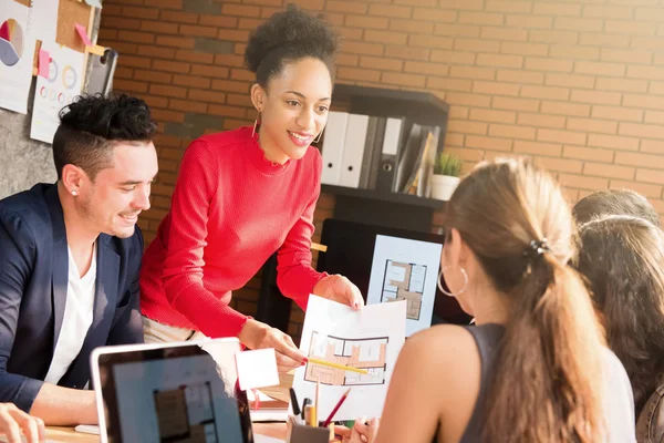 Mixed Race Interior Designer Team diskutiert Arbeit — Stockfoto