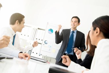 Meslektaşları güçlendirici yumruğunu kenetlenmesi bir toplantı lideri olarak güçlü iş adamı