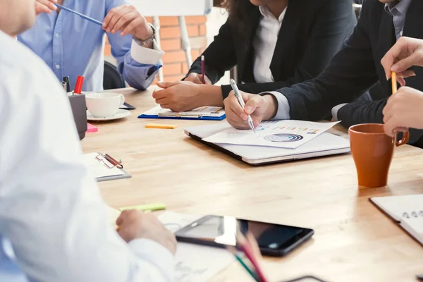 Gente de negocios teniendo una reunión — Foto de Stock