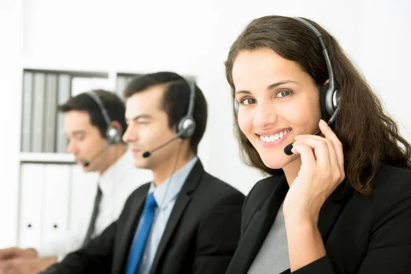 Empresaria trabajando en call center — Foto de Stock