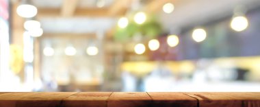 Ahşap masa üstü üzerinde Restoran iç arka plan bulanıklık