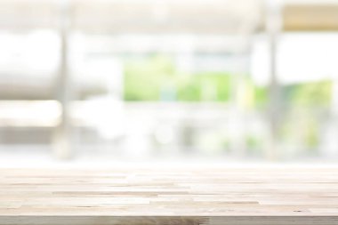 Ahşap masa üstü üzerinde mutfak penceresi arka plan bulanıklık 