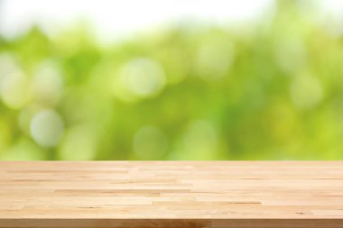 Ahşap masa üstü yeşil bokeh arka plan üzerinde 