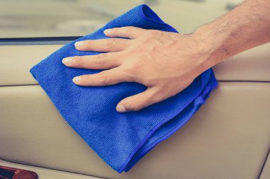 El temizleme iç araba kapı paneli mikrofiber bez ile