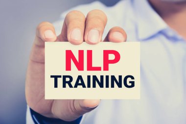 Bir adam tarafından gösterilen kart iletide NLP eğitimi