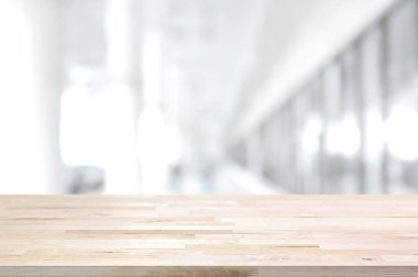 Ahşap masa üstü koridor binanın bulanık beyaz gri arka plan üzerinde