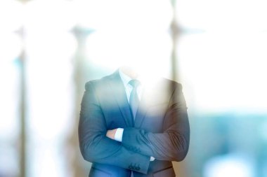 Anonim işadamı kollarını geçerken