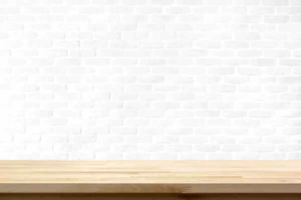 Mesa de madera sobre fondo de pared de ladrillo blanco — Foto de Stock