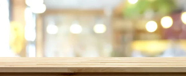 Tampo da mesa de madeira no fundo interior do restaurante borrão — Fotografia de Stock