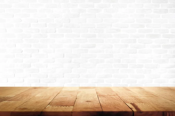Houten tafelblad op witte bakstenen muur achtergrond — Stockfoto