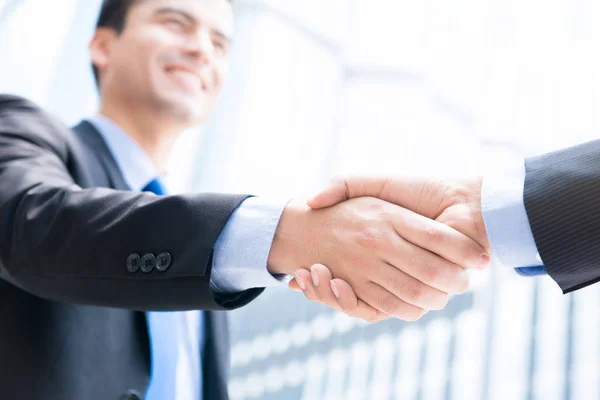 Podnikatelé, takže handshake — Stock fotografie