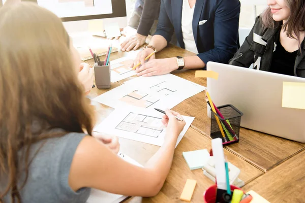 Grupo de diseñadores de interiores discutiendo los planos de planta en la reunión — Foto de Stock