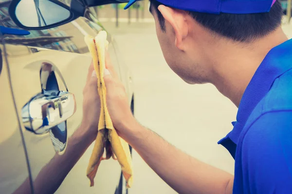 Muž, leštění koncepce vozu s hadříkem z mikrovlákna, auto podrobně (nebo údržba/obsluha) — Stock fotografie