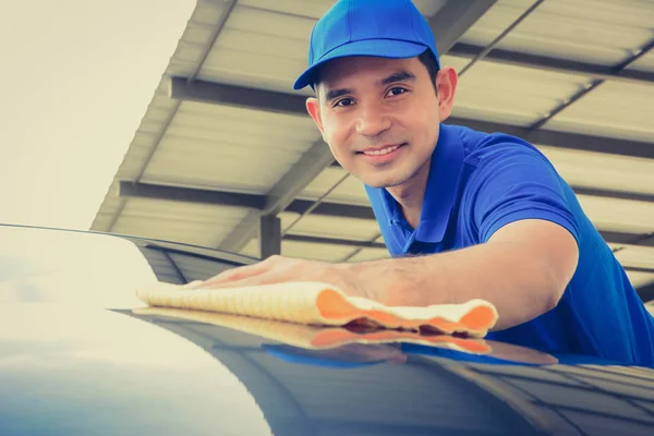 Un hombre pulido coche con tela de microfibra, coche detalle o valeting concepto — Foto de Stock