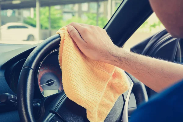 Člověk ruku čištění auto volant — Stock fotografie