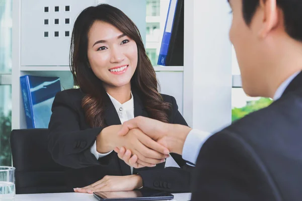 Aziatische zakenvrouw maken van handdruk met een zakenman in de ofiice — Stockfoto