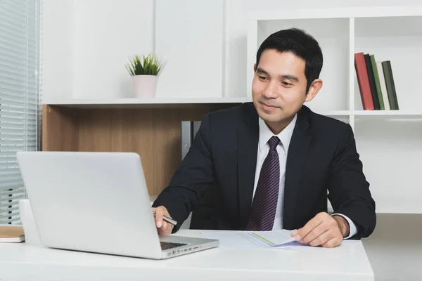 Knappe Aziatische zakenman laptopcomputer gebruikt — Stockfoto