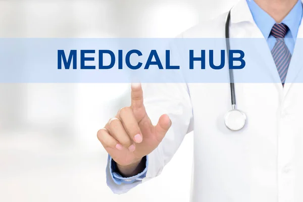 Medico mano toccando segno HUB MEDICO sullo schermo virtuale — Foto Stock
