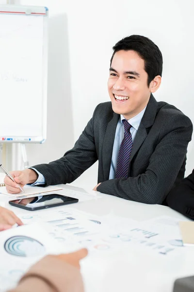 Усміхаючись азіатських бізнесмен на засіданні — стокове фото