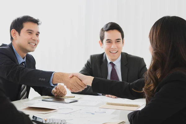 Glimlachende Zakenman Maakt Handdruk Met Een Zakenvrouw Vergadering — Stockfoto