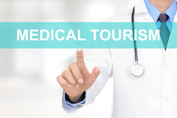 医生用手抚摸在虚拟屏幕上的医疗旅游标志 — 图库照片