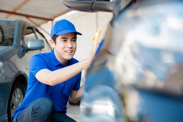 Un hombre limpiando coche — Foto de Stock