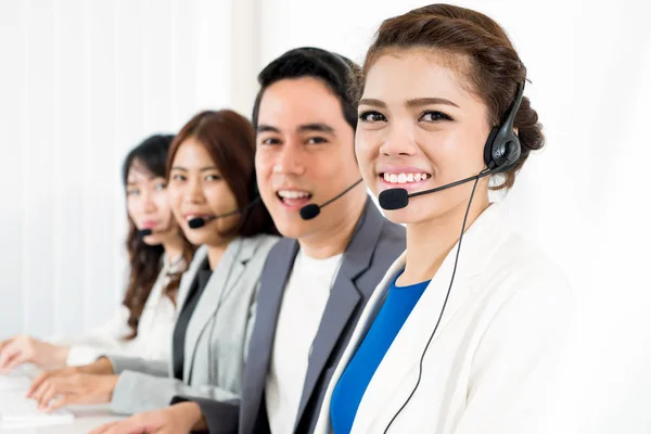 Echipa Smiling Call Center (sau telemarketer) — Fotografie, imagine de stoc