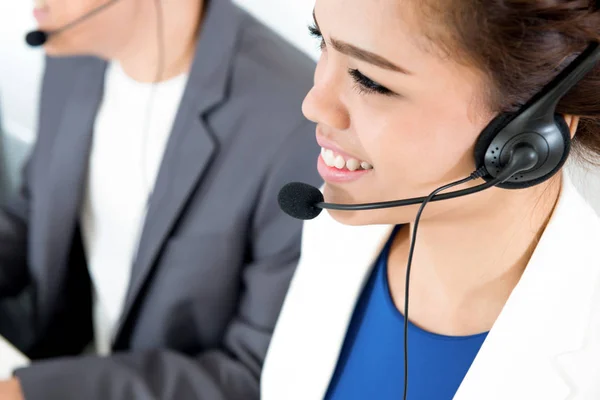 Mujer sonriente con auriculares como operador — Foto de Stock