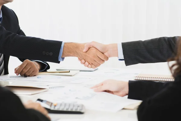 Бізнесмени роблять рукостискання на зустрічі — стокове фото