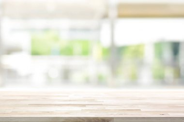 Ahşap masa üstü üzerinde mutfak penceresi arka plan bulanıklık 