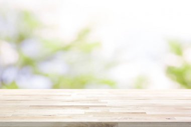 Ahşap masa üstüne beyaz yeşil doğal arka plan bulanıklık 