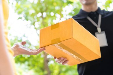 Paket müşteriye teslim teslimatçı