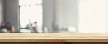 Ahşap masa üstü üzerinde Restoran (Cafe) iç arka plan bulanıklık 