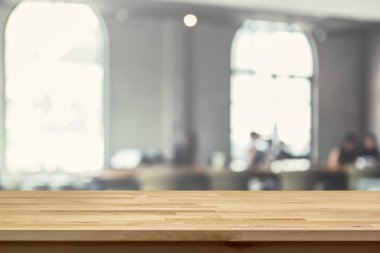 Ahşap masa üstü üzerinde Restoran (Cafe) iç arka plan bulanıklık 