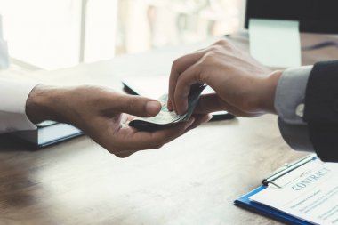 Sözleşme yaparken ortağı için para veren işadamı