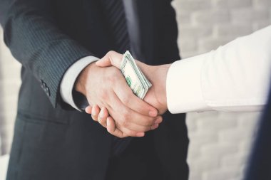 İş adamları elinde el sıkışma ile para yapma