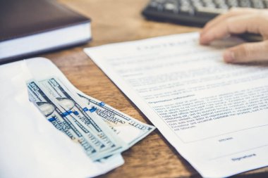 Para (Us dolar faturaları) tablosundaki sözleşme kağıt yanında