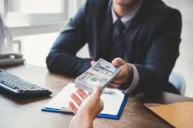 Sözleşme yaparken ortağı için para veren işadamı