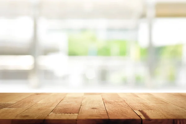 Holz Tischplatte auf verschwommenem Küchenfenster Hintergrund — Stockfoto