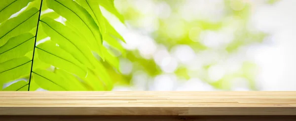 Деревянная столешница на зеленом натуральном фоне Fern оставить баннер — стоковое фото