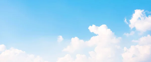 Vackra blå sommarhimlen, banner bakgrund — Stockfoto