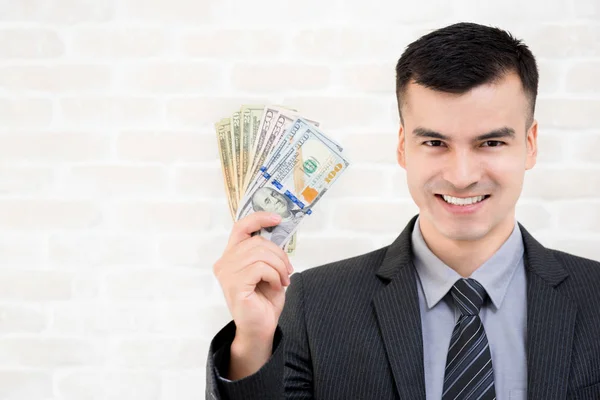 Hombre de negocios sonriente mostrando dinero en dólares estadounidenses —  Fotos de Stock