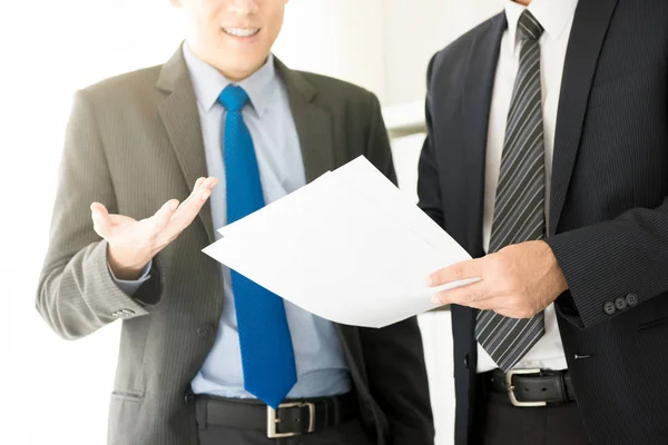 Two businessmen discussing document — Stock Photo, Image