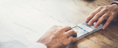 Tablo, rüşvet ve yolsuzluk kavramlar üzerine para geçen iş adamları