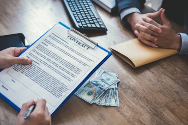 Masanın üstünde para ile sözleşme yapma iş ortağı