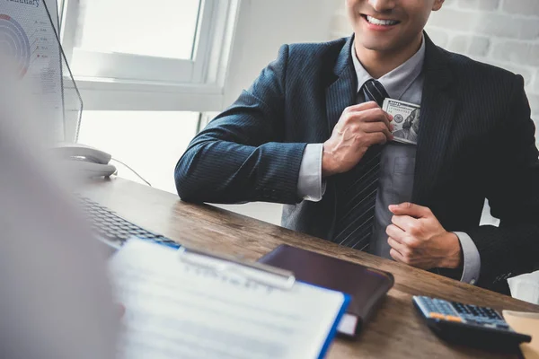 Zakenman houden van geld in zijn zak pak terwijl het maken van de overeenkomst — Stockfoto