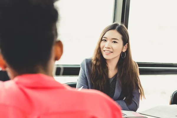 Selbstbewusste asiatische Geschäftsfrau in der Sitzung — Stockfoto